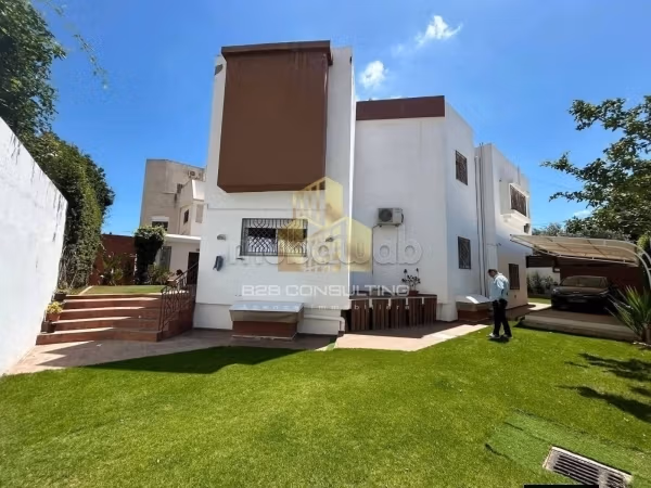 Casa in vendita a Cité Erriadh. 4 camere. Giardino e posto auto
