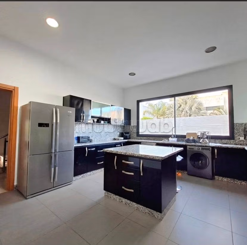 Top villa empty or furnished with pool