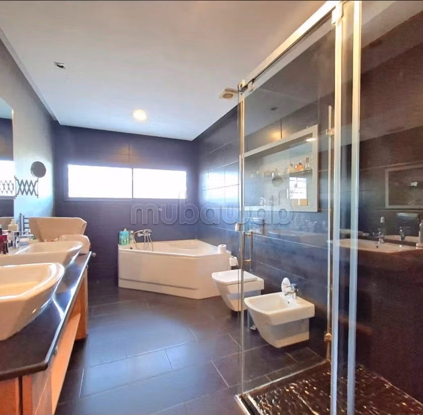 Top villa empty or furnished with pool
