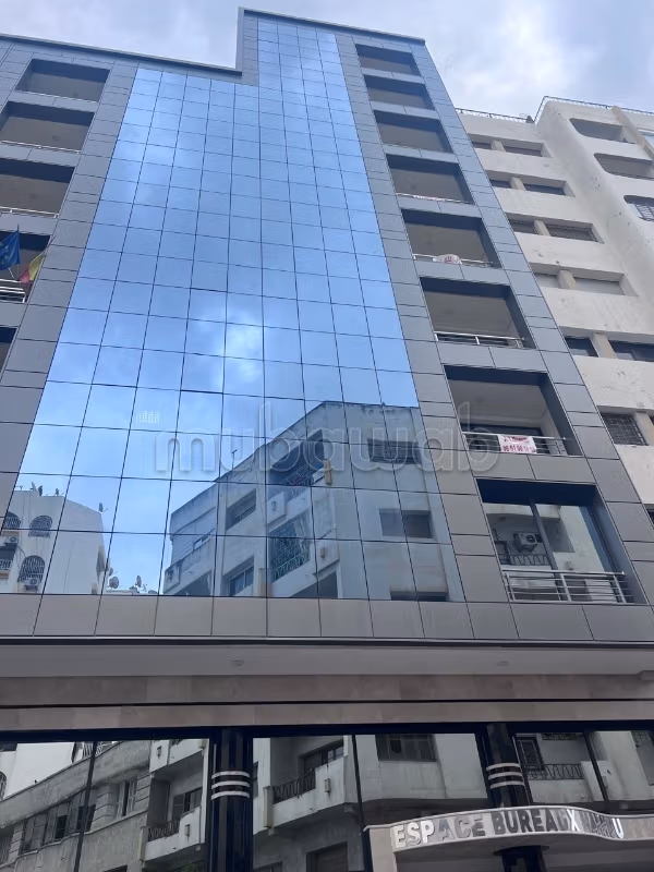 Affitto di uffici a Hamria. Superficie totale di 87 m². Con ascensore e terrazza