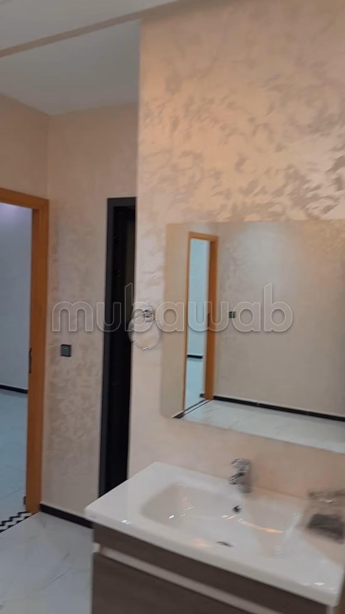 Appartement à vendre à Azrou. 3 grandes pièces. Porte solide et double vitrage