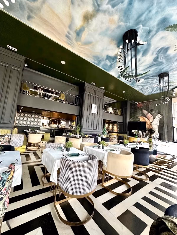 En Location Gérance: Magnifique Café Restaurant entièrement Équipé dans une zone à fort achalandage à Casablanca