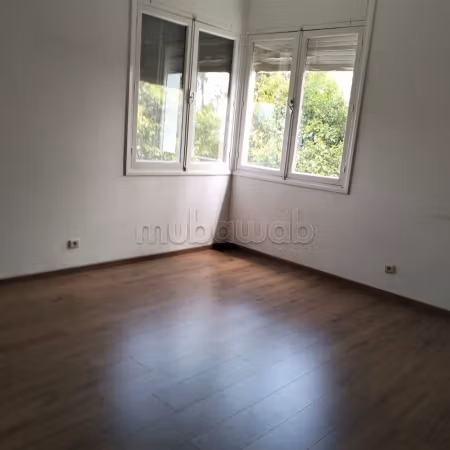 Locatie van een luxe villa te huur in het centrum van Hassan. Oppervlakte van 500 m². Mooie terras en tuin