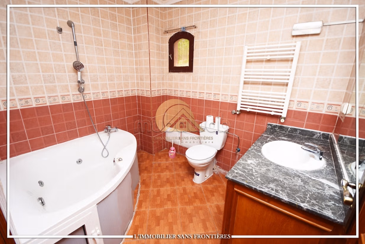 Villa arredata di 144 m² con 2 giardini privati in vendita ad Afaq