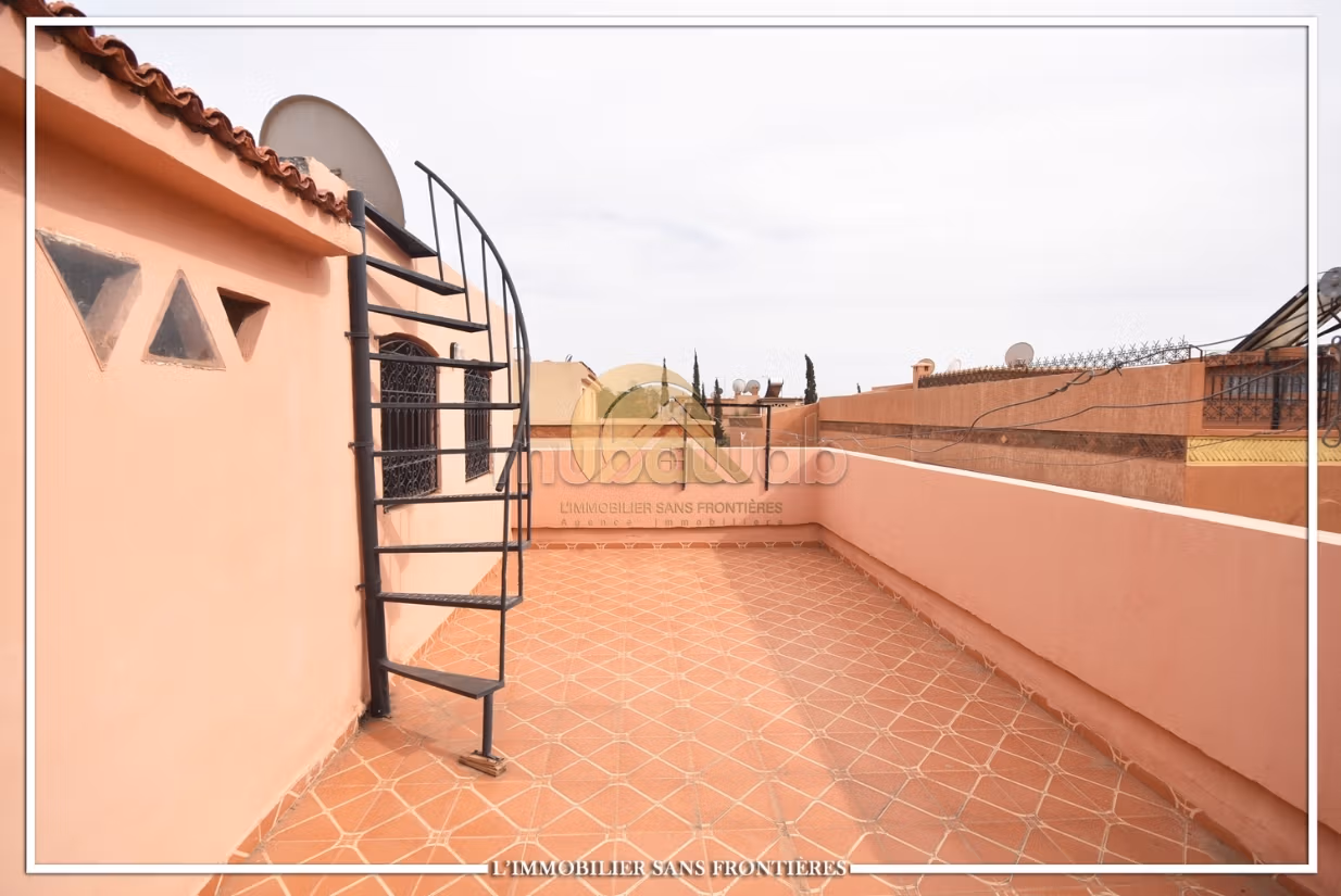Villa arredata di 144 m² con 2 giardini privati in vendita ad Afaq