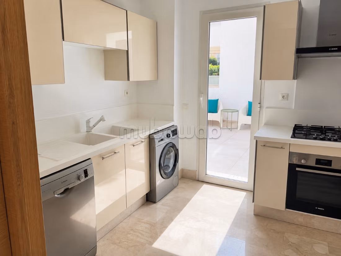 Superbe appartement à louer à Casablanca Finance City.
Superficie 130 m².
Meublé — 3