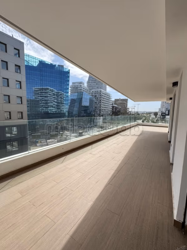 Appartement sobre à louer en résidence fermée au CFC