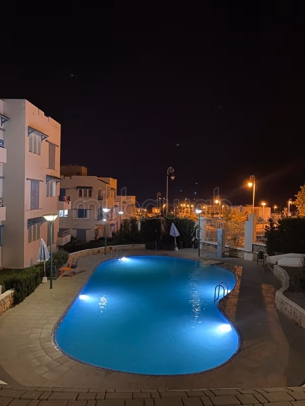 Appartement te huur in M'diq. Totale oppervlakte van 55 m². Satellietschotel en beveiliging.