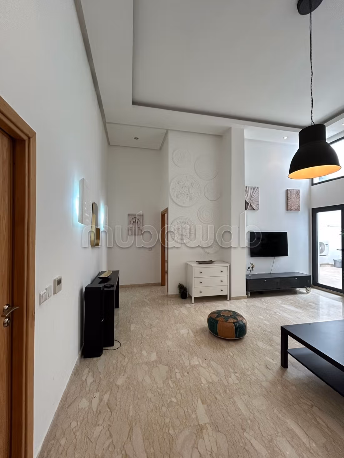 Bella studio con soffitti alti e spazio esterno da affittare