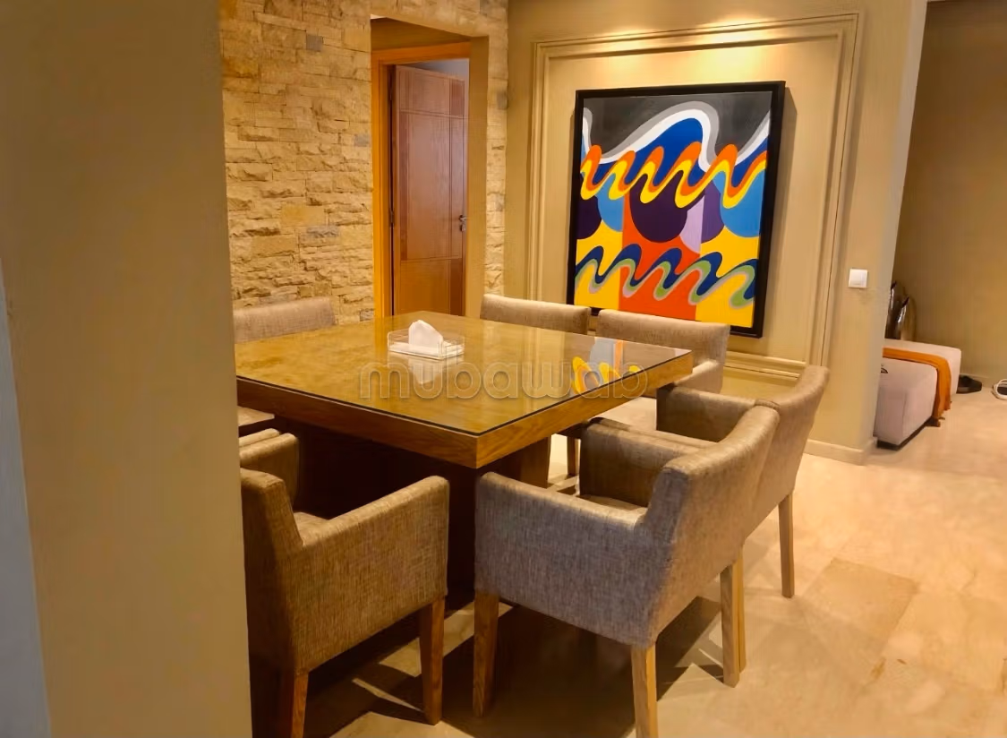 Superbe appartement à louer à Souissi. 
Surface totale 160 m². 
Bien meublé
