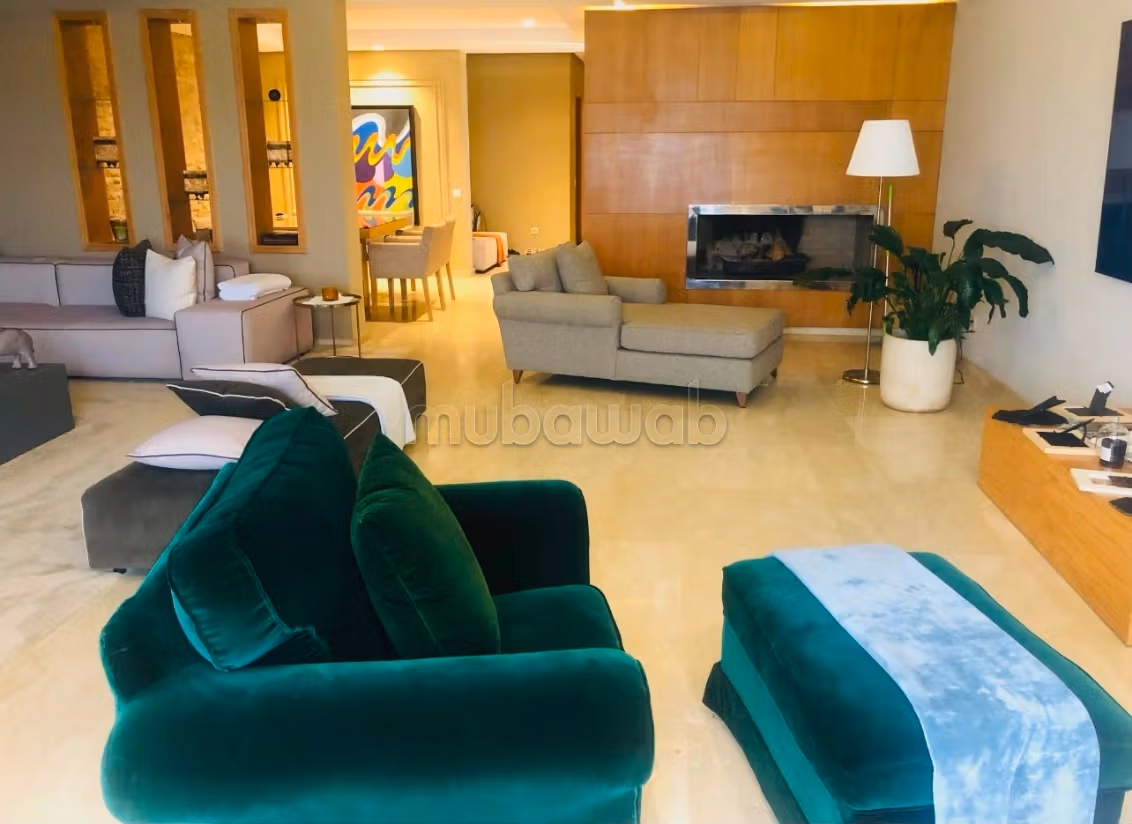 Superbe appartement à louer à Souissi. 
Surface totale 160 m². 
Bien meublé — 2