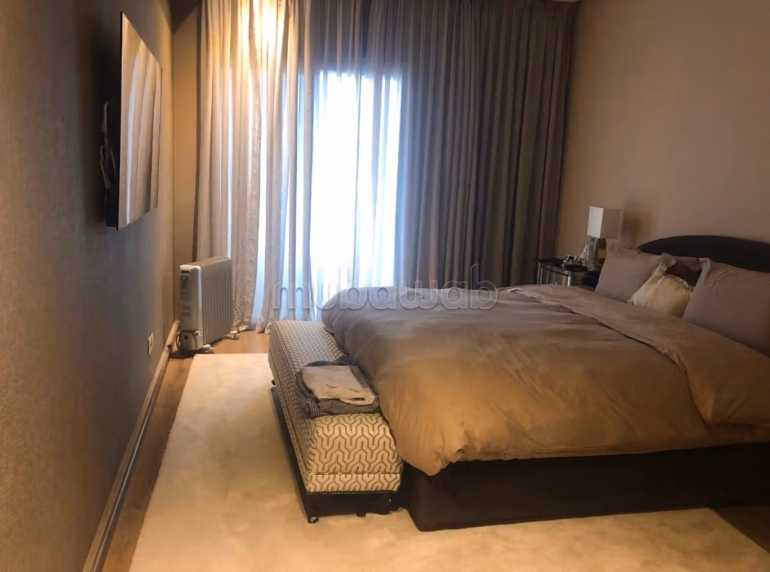Superbe appartement à louer à Souissi. 
Surface totale 160 m². 
Bien meublé — 3