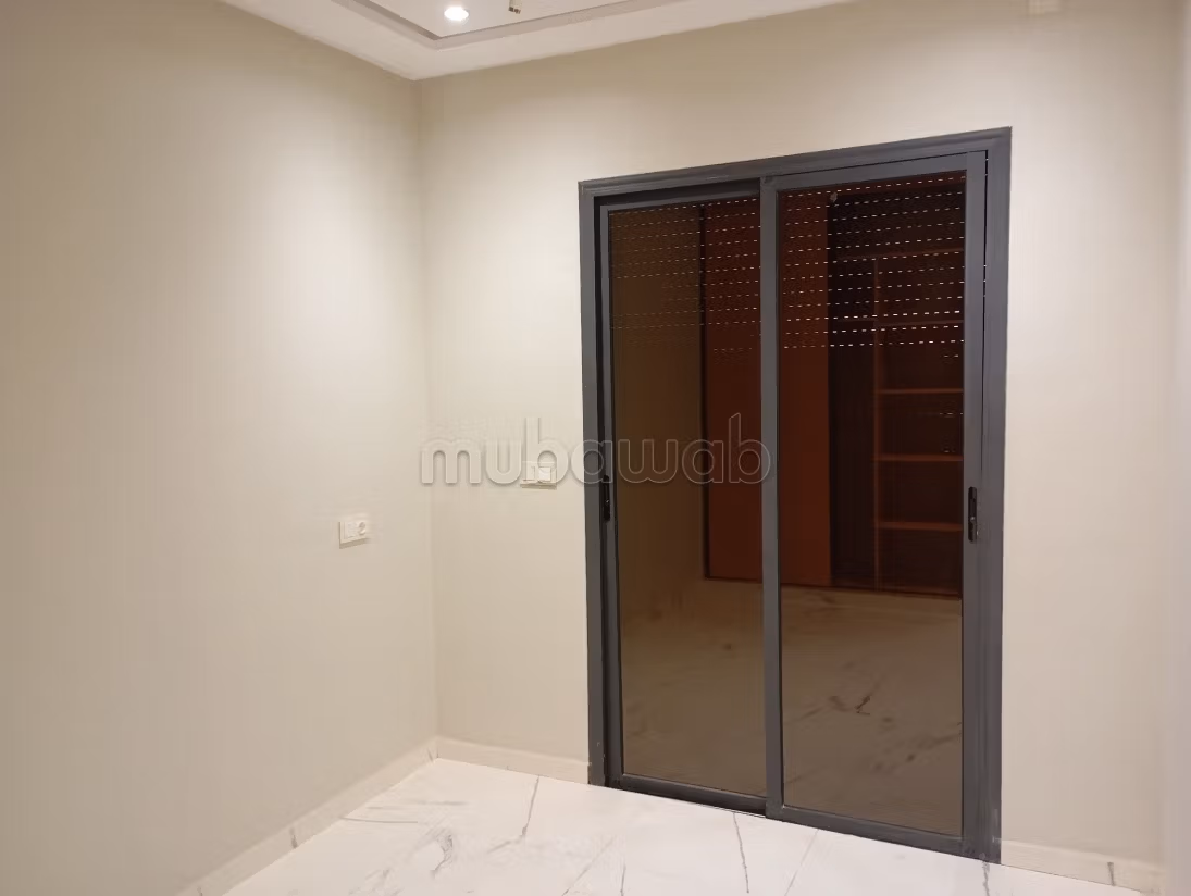 Appartement à l'achat à Al bassatine. 
3 chambres agréables. 
Ascenseur
