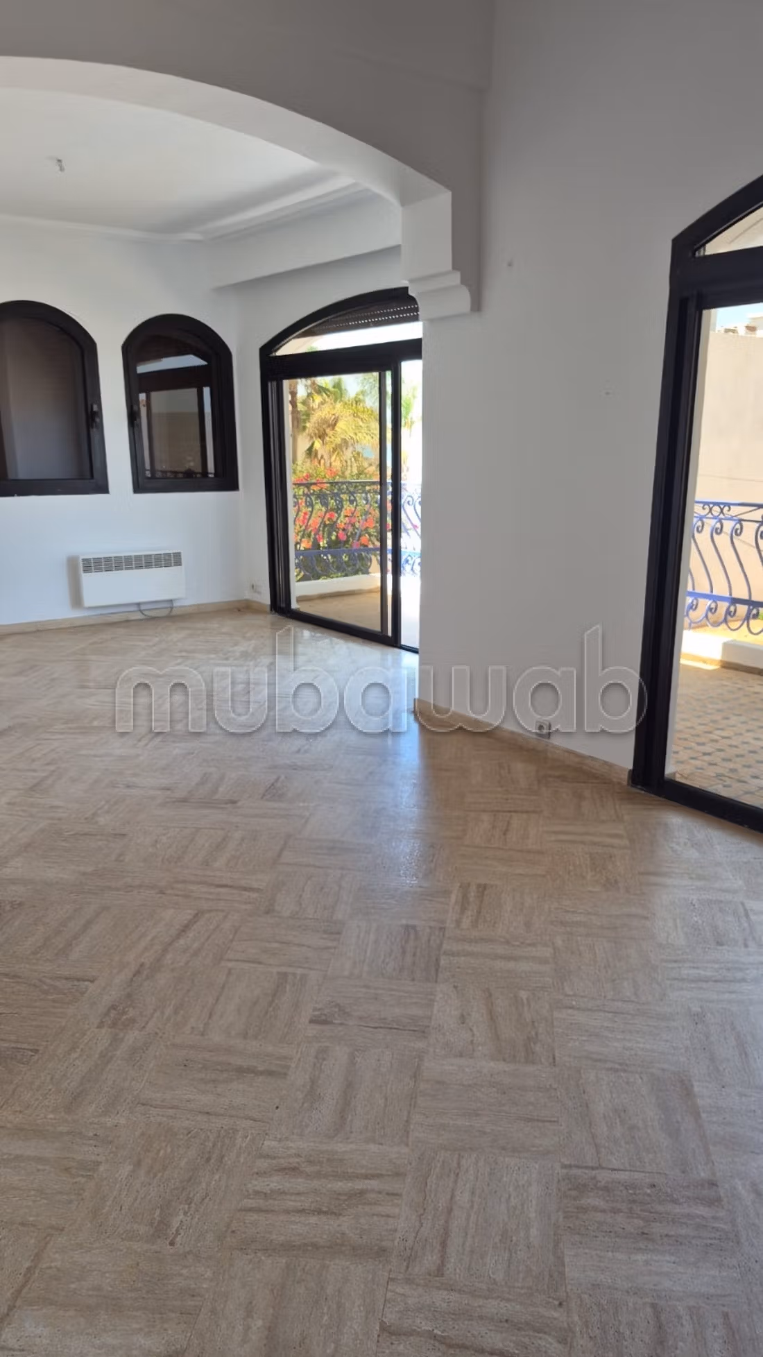 Villa de luxe à louer à Harhoura.
Surface de 500 m².
Concierge et climatisation