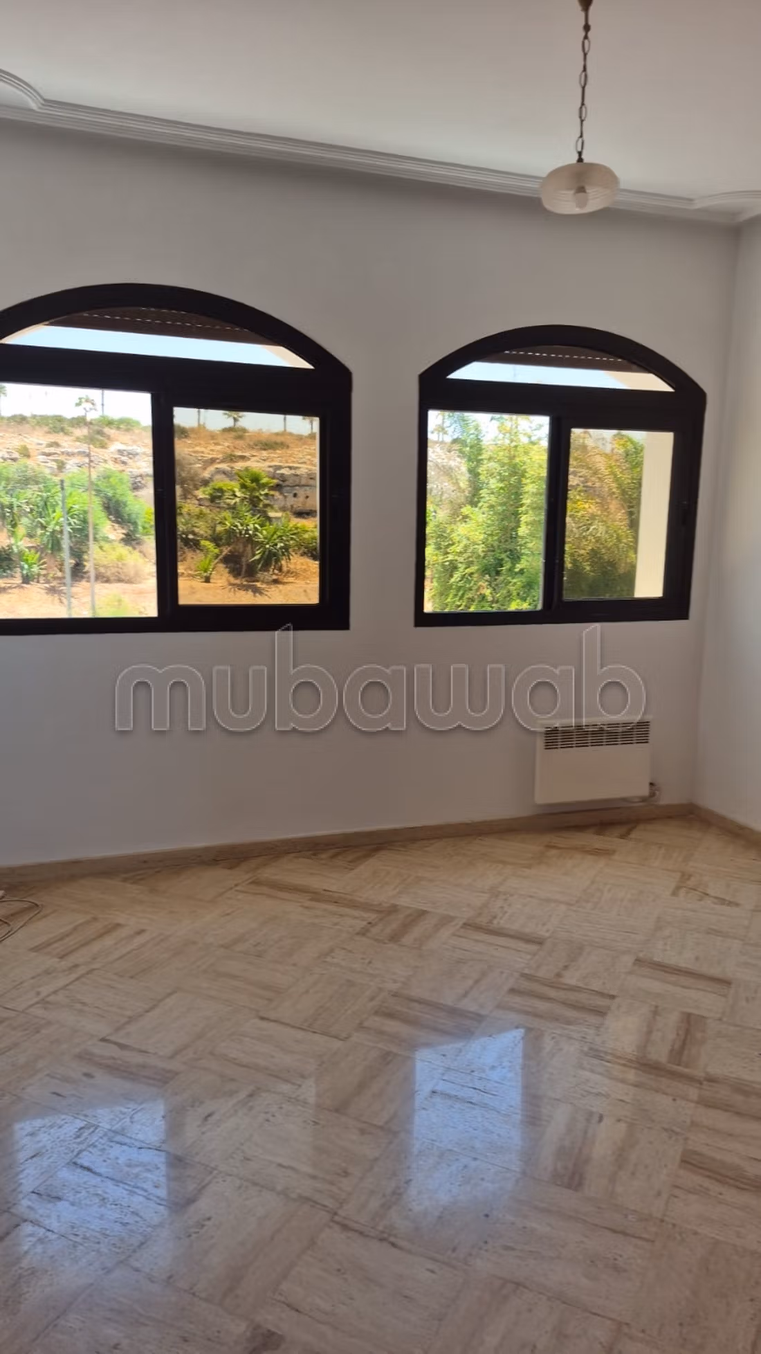 Villa de luxe à louer à Harhoura.
Surface de 500 m².
Concierge et climatisation