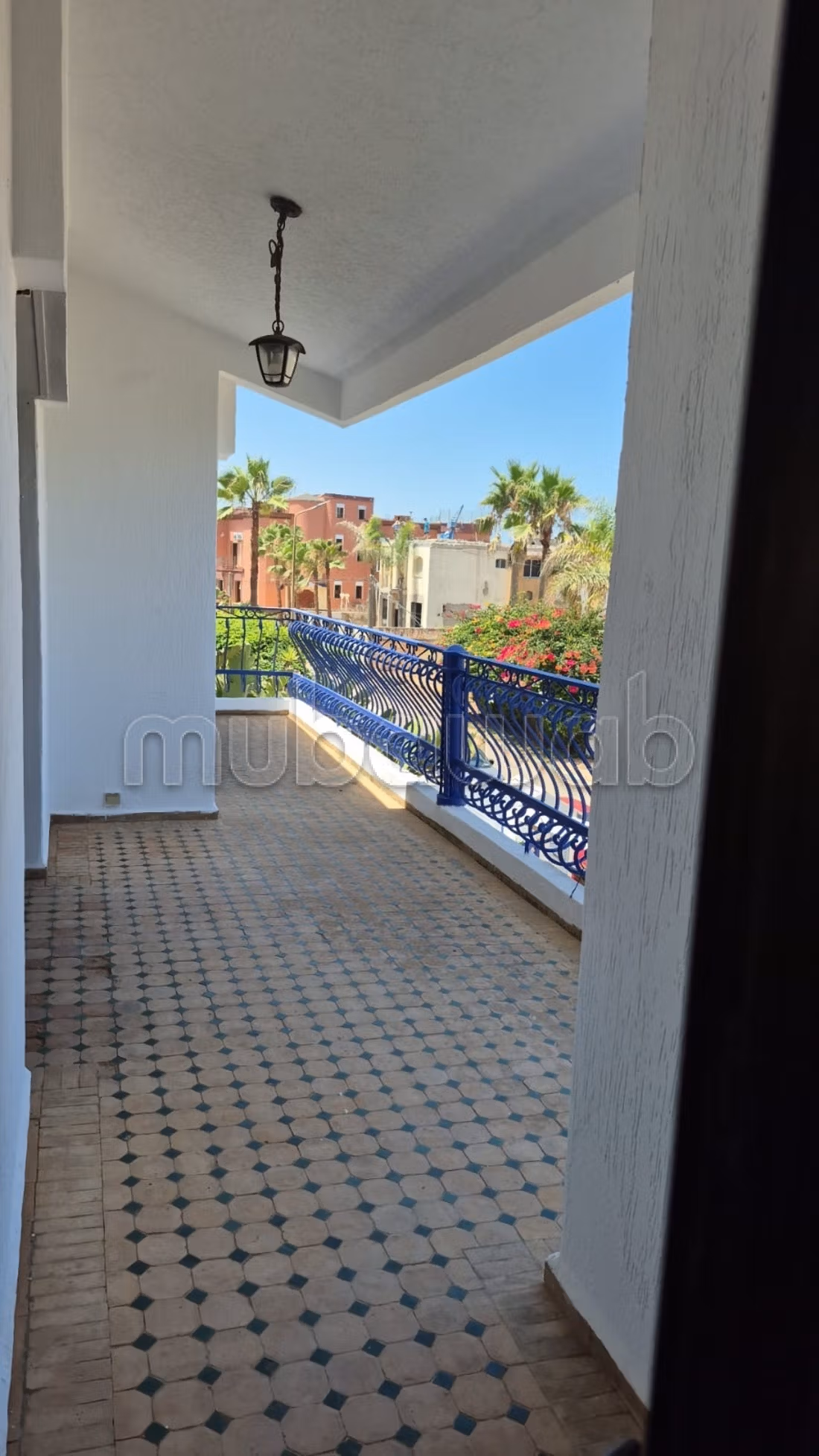 Villa de luxe à louer à Harhoura.
Surface de 500 m².
Concierge et climatisation