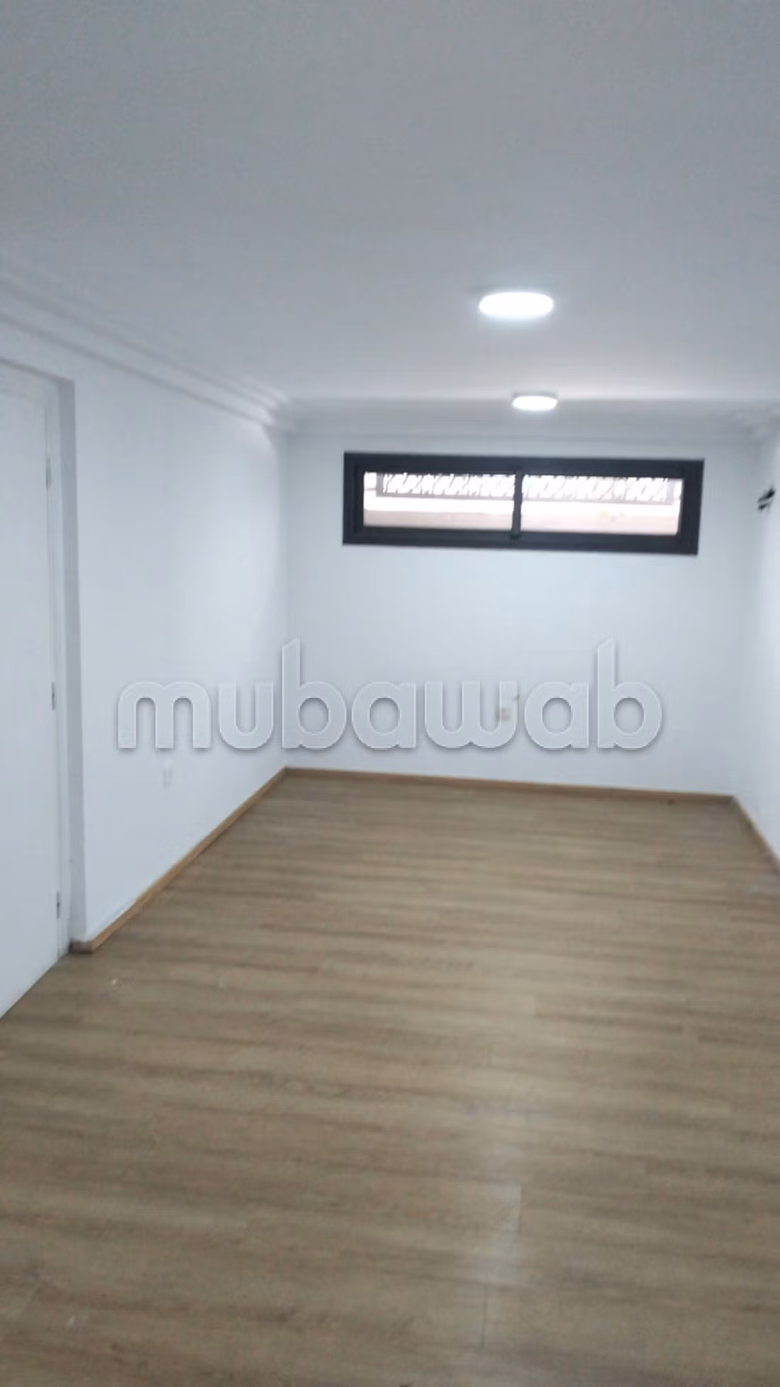 Bureaux en location à Souissi. 
Superficie 700 m². 
Porte blindée et résidence sécurisée