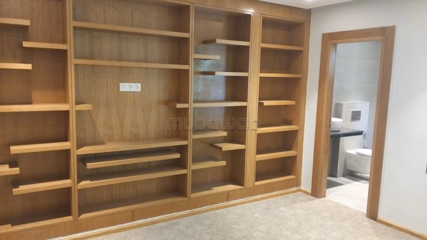 Bureaux en location à Souissi. 
Superficie 700 m². 
Porte blindée et résidence sécurisée