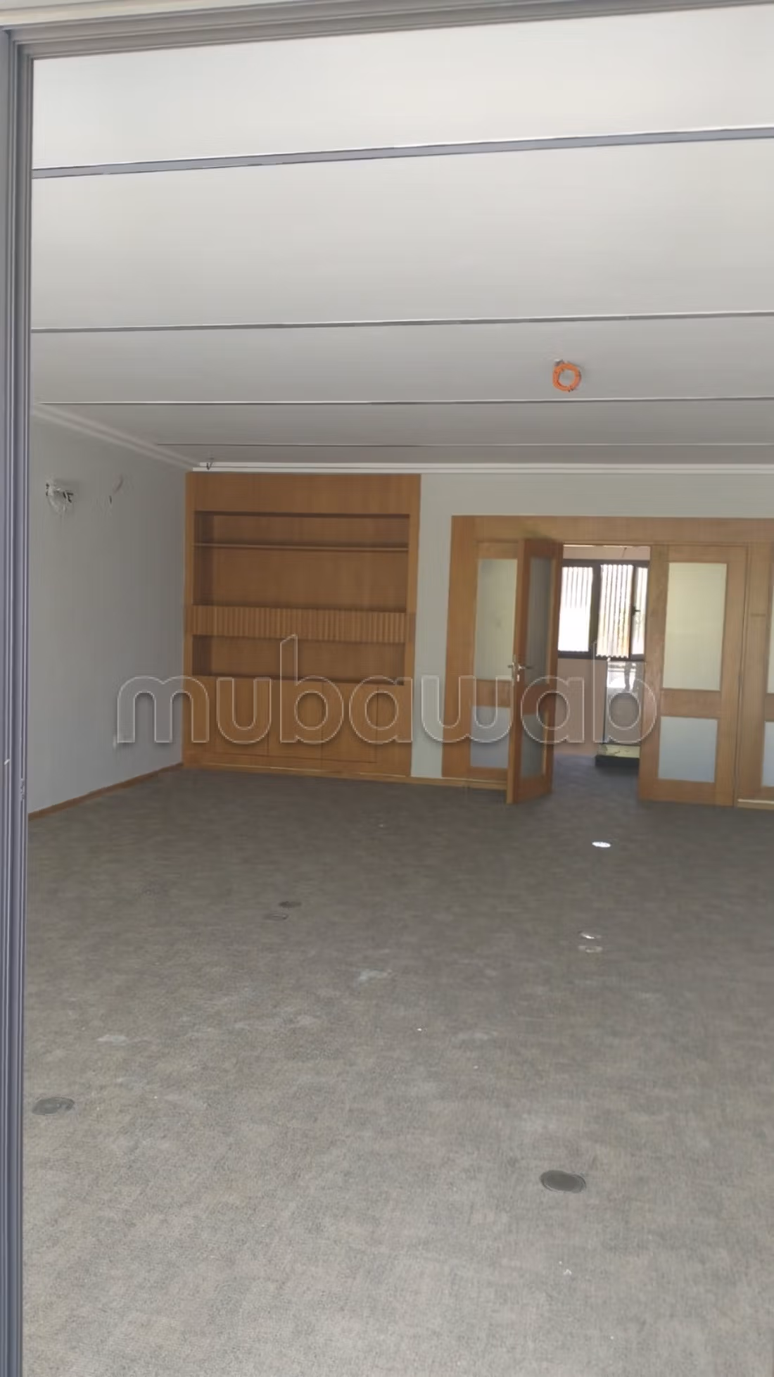 Bureaux en location à Souissi. 
Superficie 700 m². 
Porte blindée et résidence sécurisée