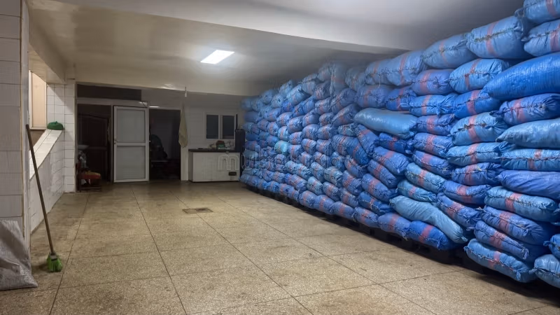 Mooie commerciële opslagruimte te huur in Les Princesses. Totale oppervlakte 251 m²