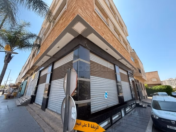 محل تجاري كبير للإيجار في شارع اليمون
