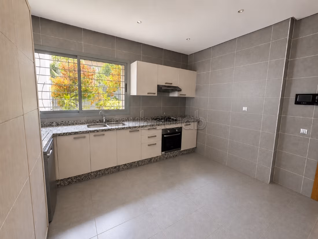 4-bedroom empty villa with pool