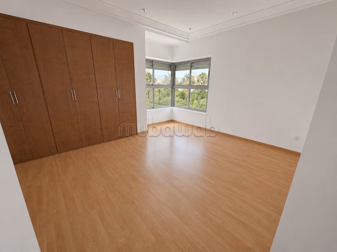 4-bedroom empty villa with pool