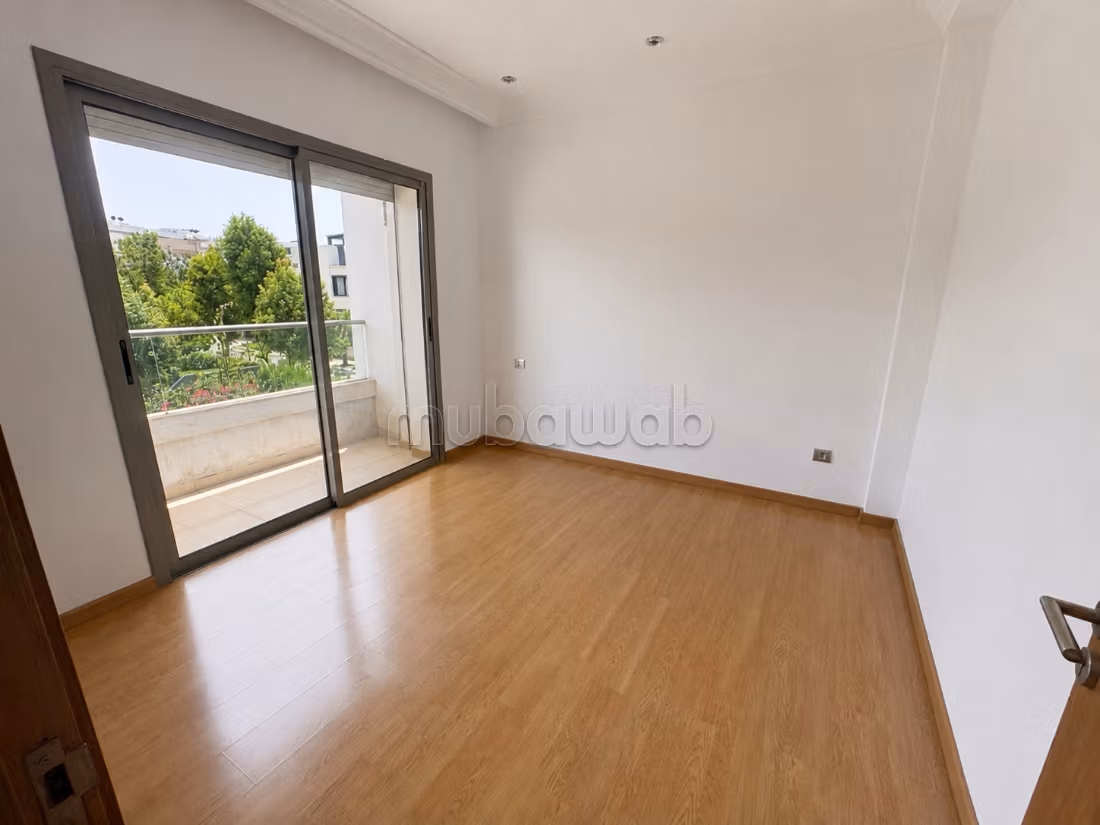 4-bedroom empty villa with pool