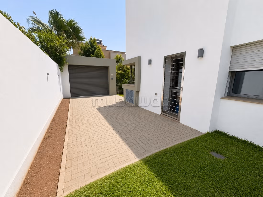 4-bedroom empty villa with pool