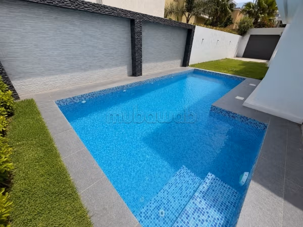 Villa vuota con 4 camere da letto e piscina