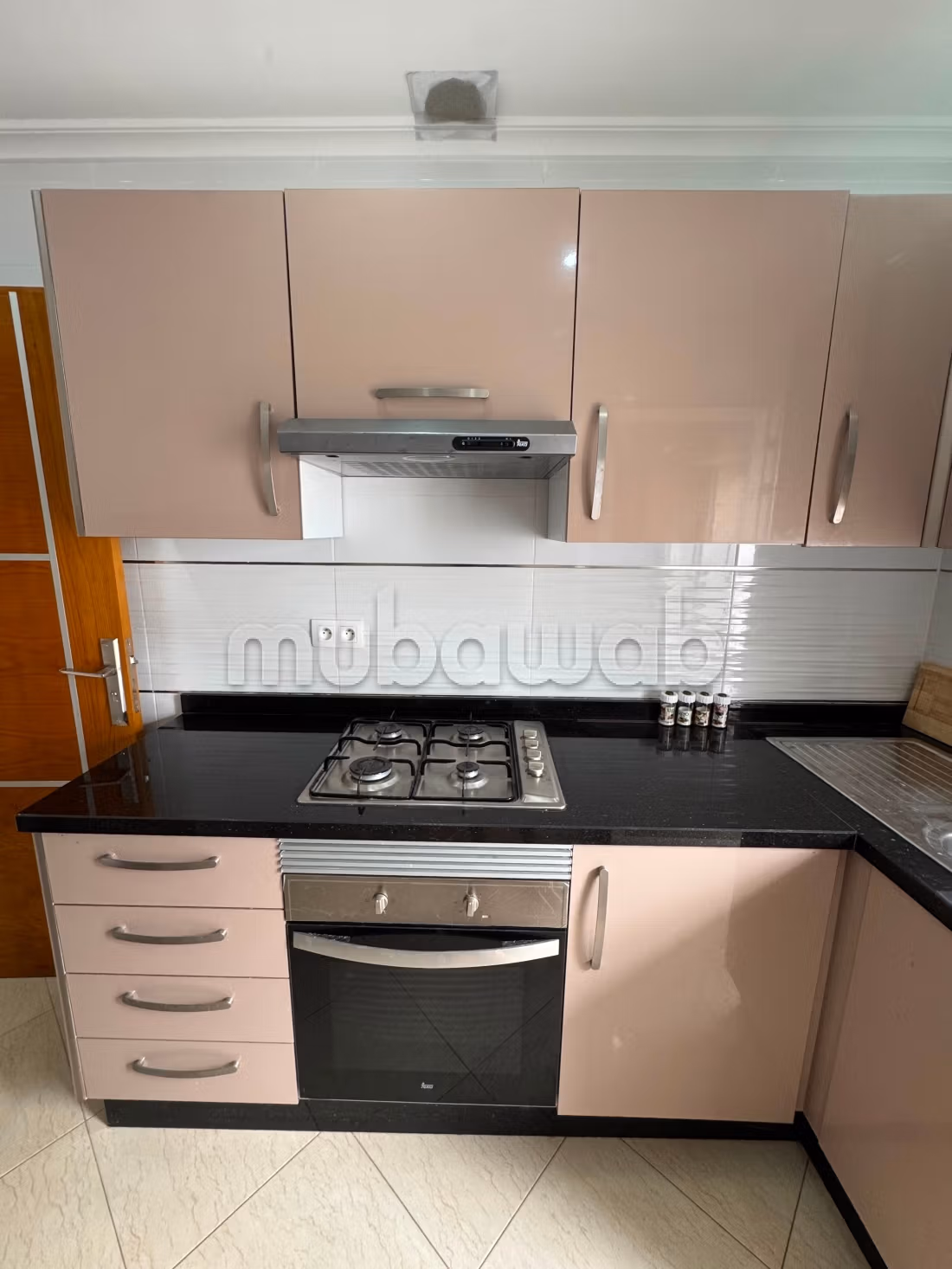Meraviglioso appartamento in affitto a Martil. Superficie 30 m². Posto auto e balcone.