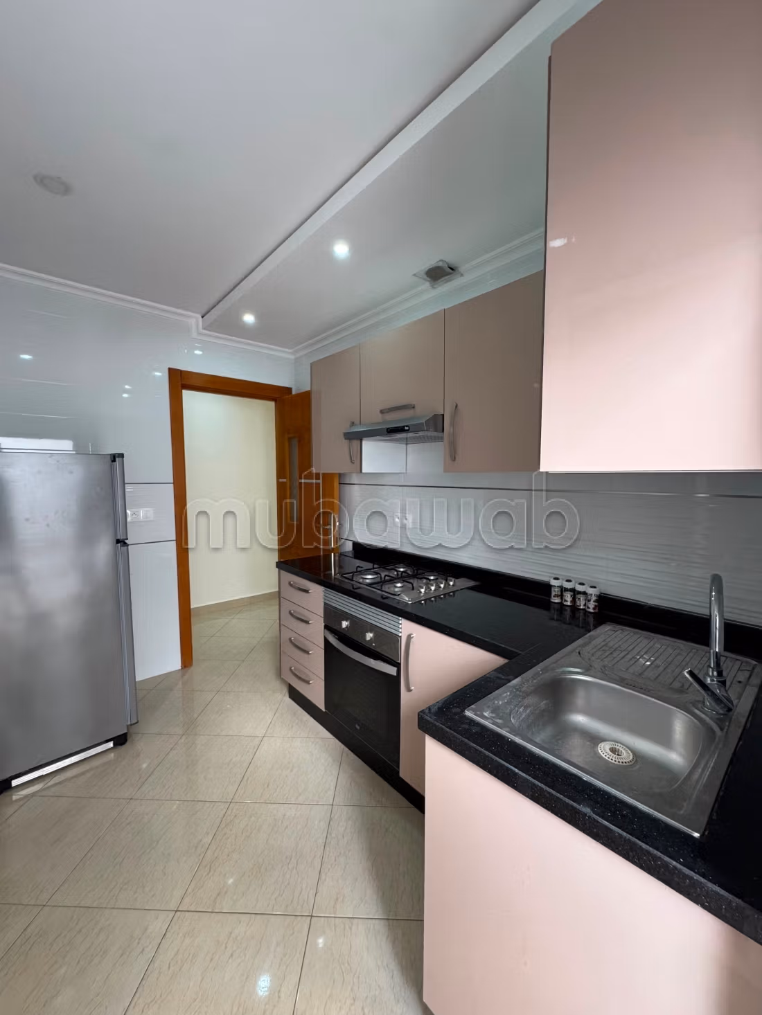 Meraviglioso appartamento in affitto a Martil. Superficie 30 m². Posto auto e balcone.