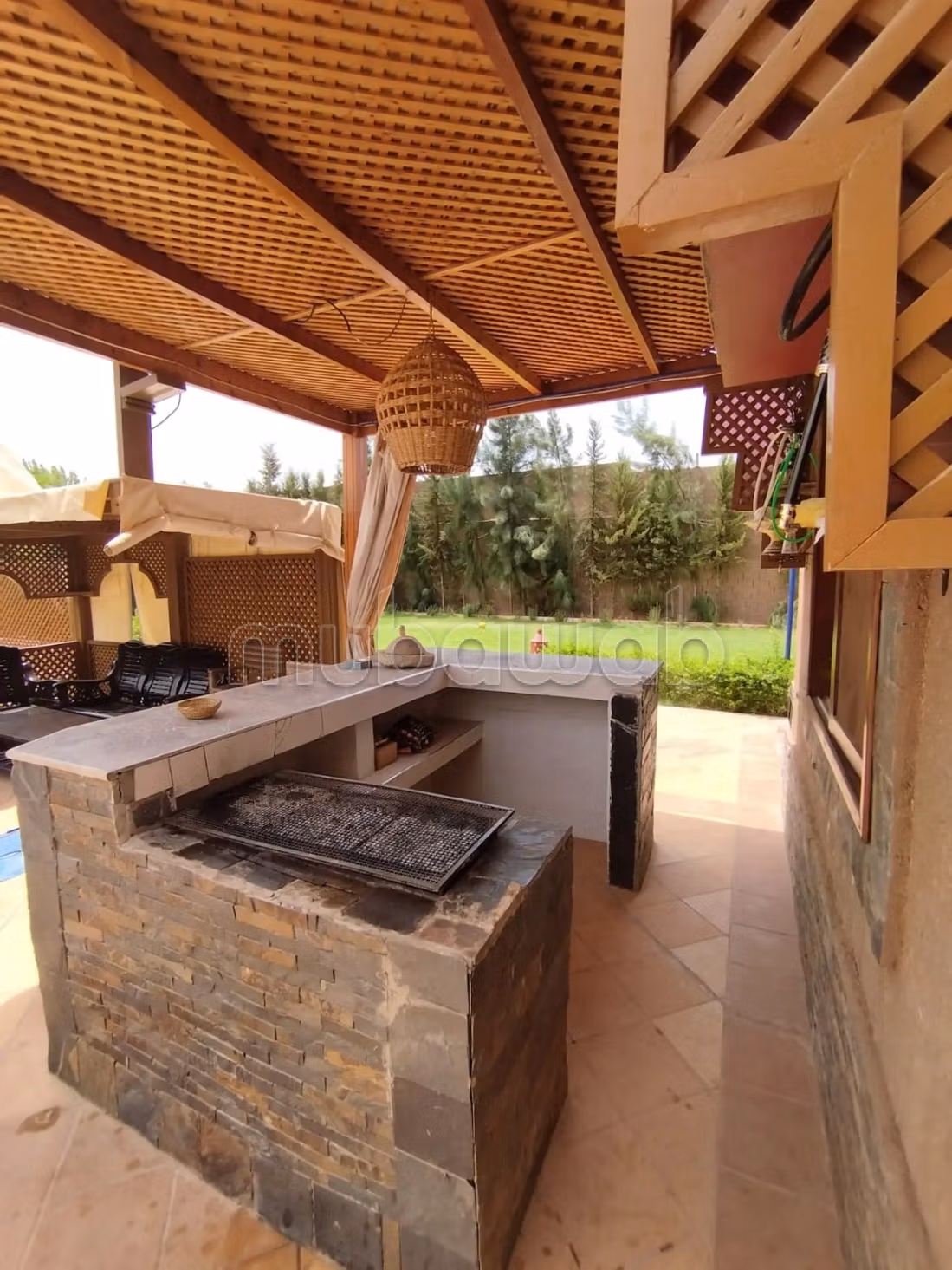 Location villa de haut standing à Route de Tahanaout. 
6 pièces confortables. 
Meublé