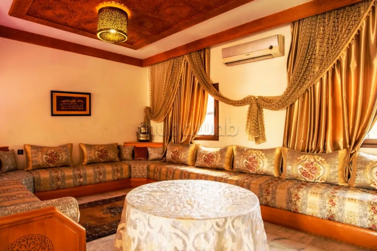Location villa de haut standing à Route de Tahanaout. 
6 pièces confortables. 
Meublé