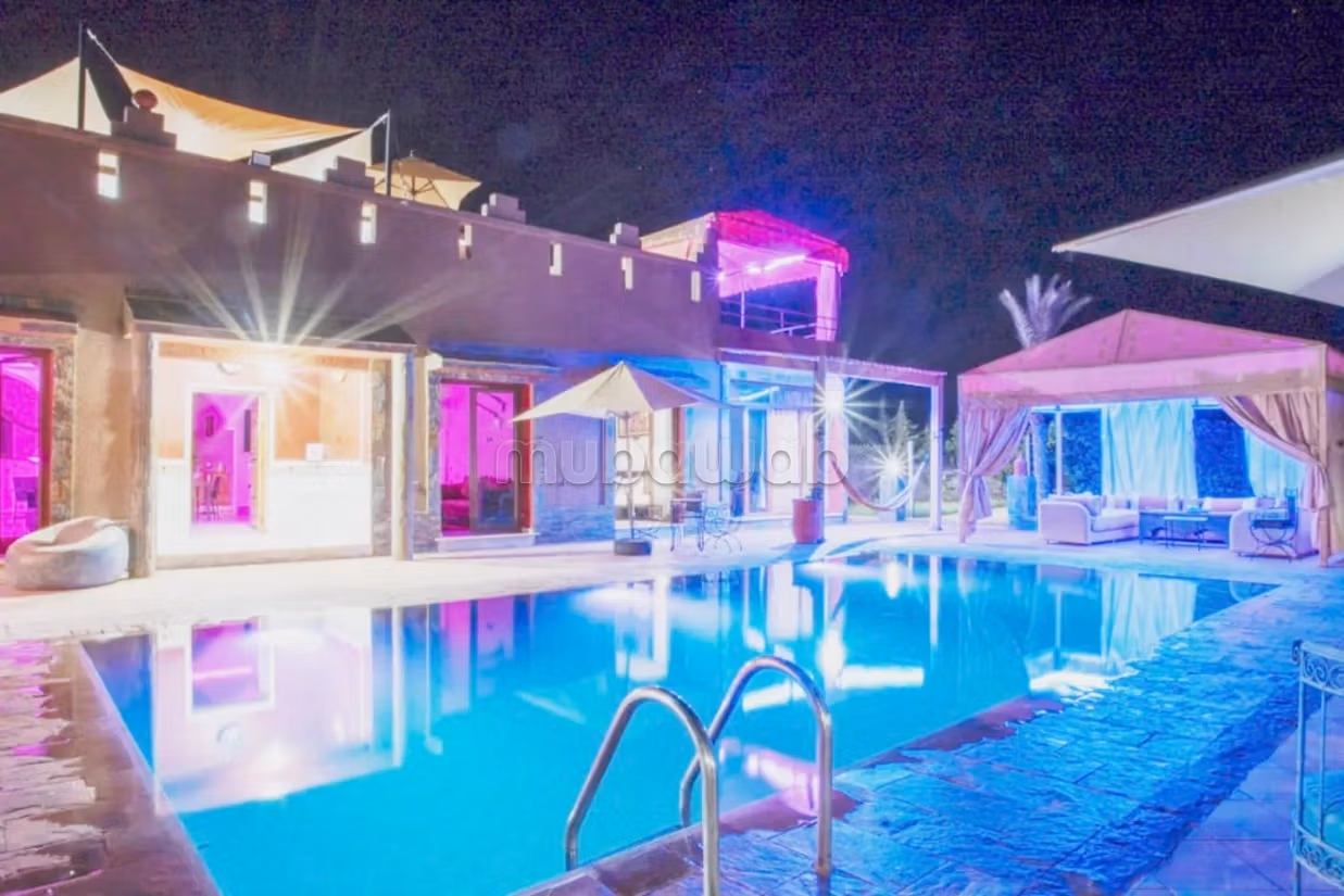 Location villa de haut standing à Route de Tahanaout. 
6 pièces confortables. 
Meublé