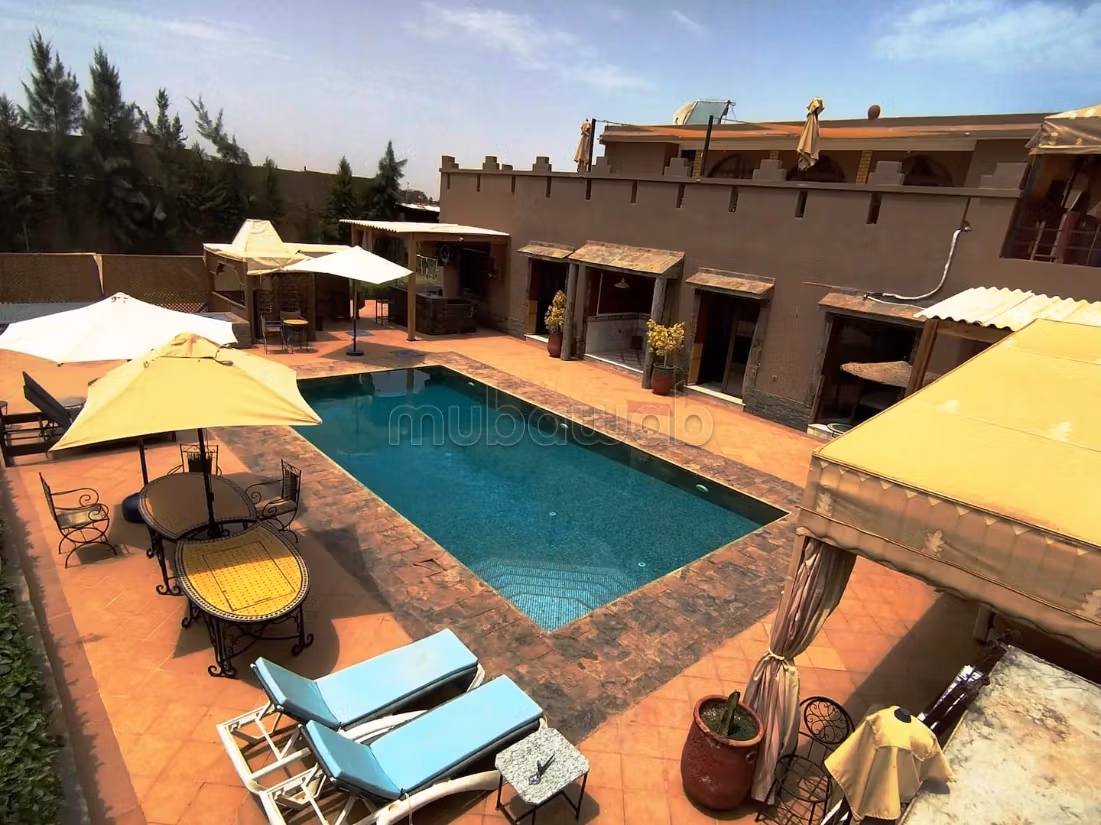 Location villa de haut standing à Route de Tahanaout. 
6 pièces confortables. 
Meublé