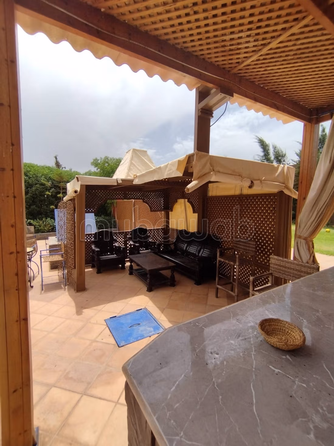 Location villa de haut standing à Route de Tahanaout. 
6 pièces confortables. 
Meublé