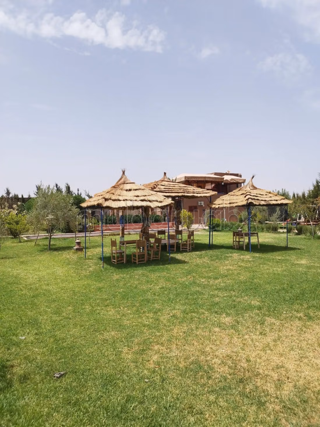 Location villa de haut standing à Route de Tahanaout. 
6 pièces confortables. 
Meublé
