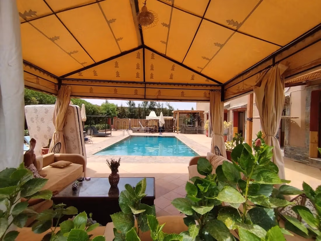 Location villa de haut standing à Route de Tahanaout. 
6 pièces confortables. 
Meublé