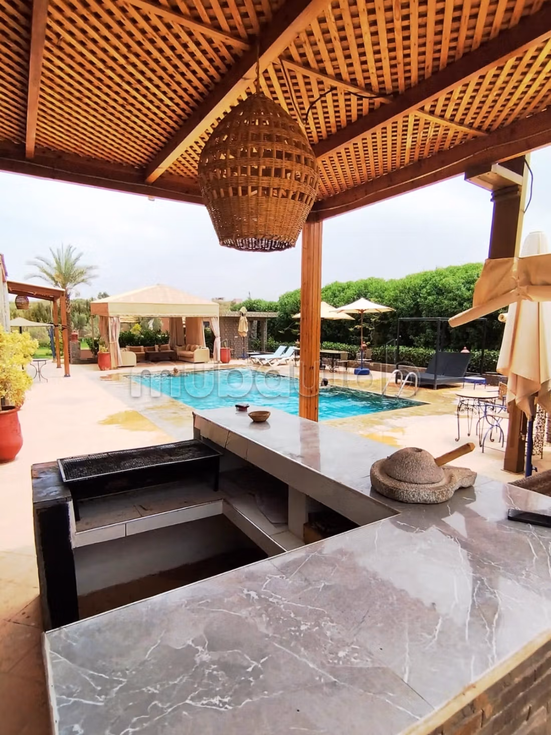 Location villa de haut standing à Route de Tahanaout. 
6 pièces confortables. 
Meublé