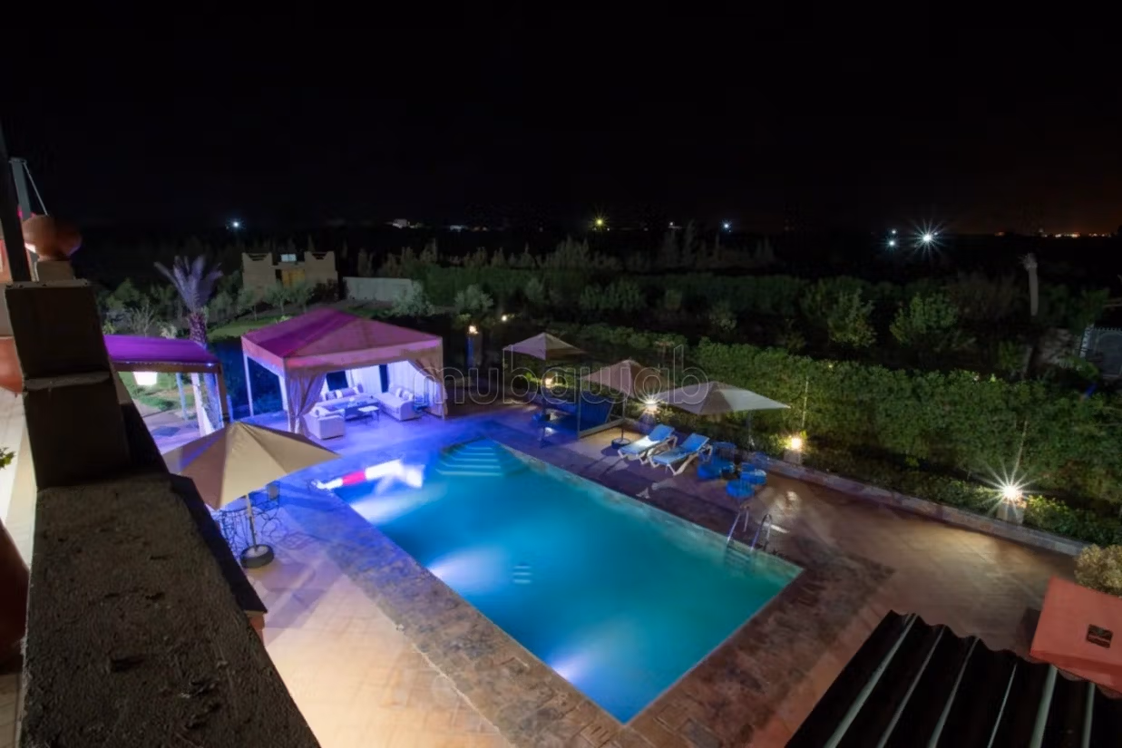 Location villa de haut standing à Route de Tahanaout. 
6 pièces confortables. 
Meublé