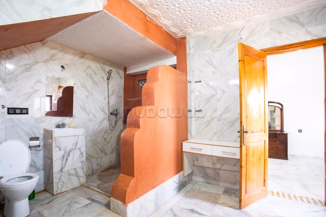 Location villa de haut standing à Route de Tahanaout. 
6 pièces confortables. 
Meublé