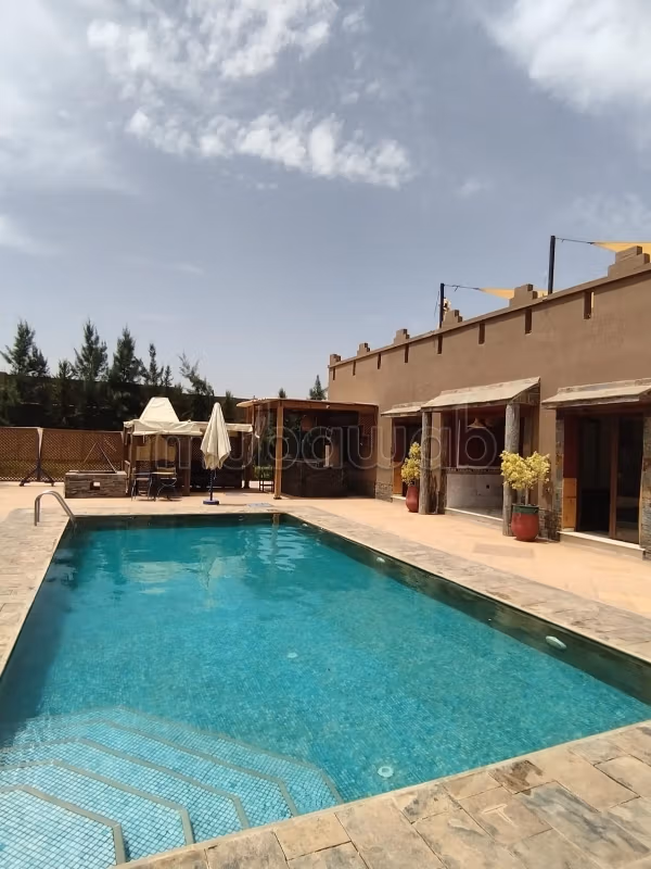 Location villa de haut standing à Route de Tahanaout. 
6 pièces confortables. 
Meublé