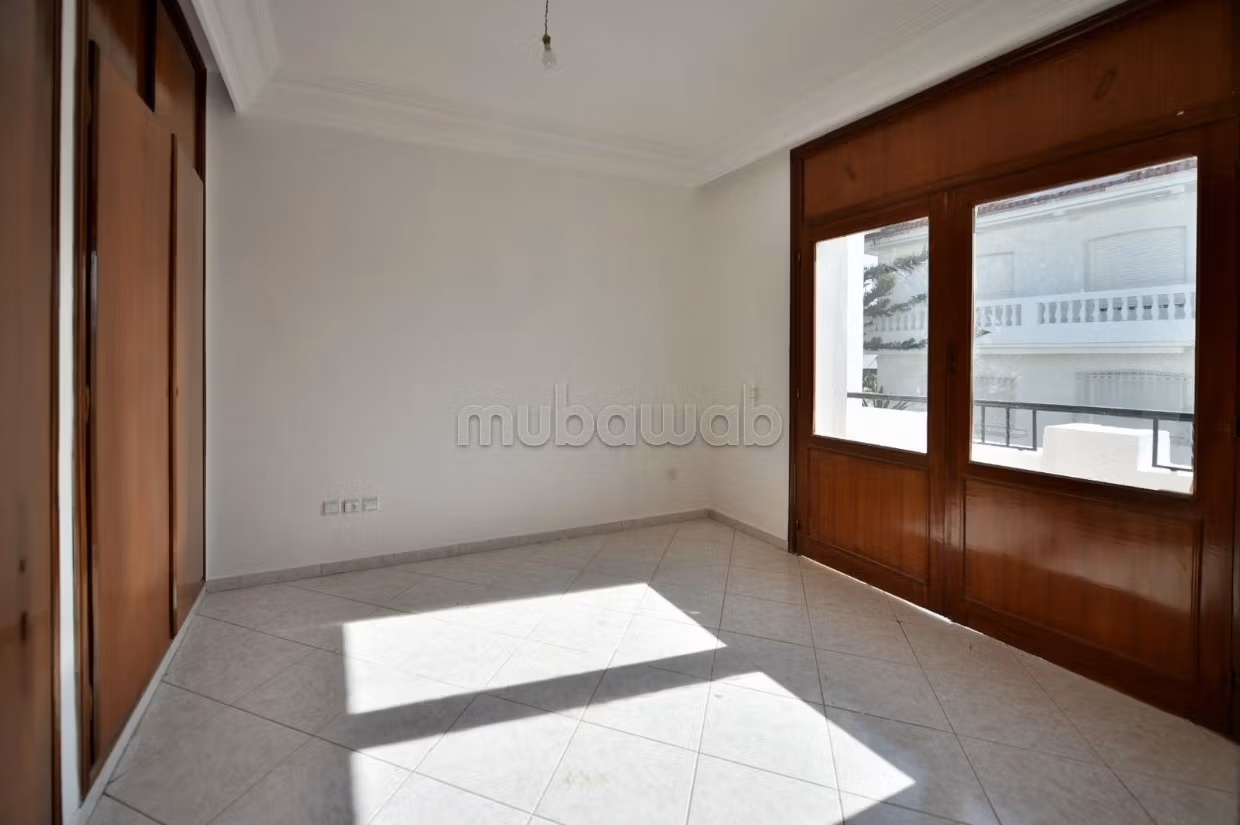 Location villa de luxe à Ain Diab.
Superficie 400 m².
Cheminée et climatisation