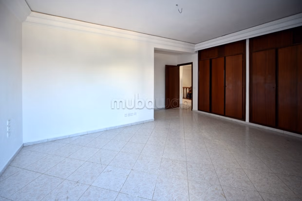 Location villa de luxe à Ain Diab.
Superficie 400 m².
Cheminée et climatisation