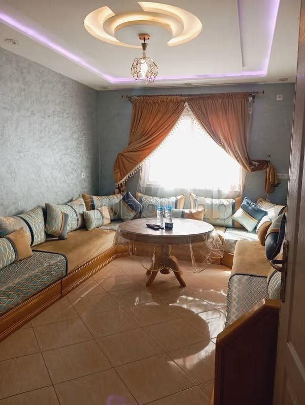 Appartements à louer à Hay Al Farah. 
3 pièces confortables. 
Antenne parabolique et Porte blindée
