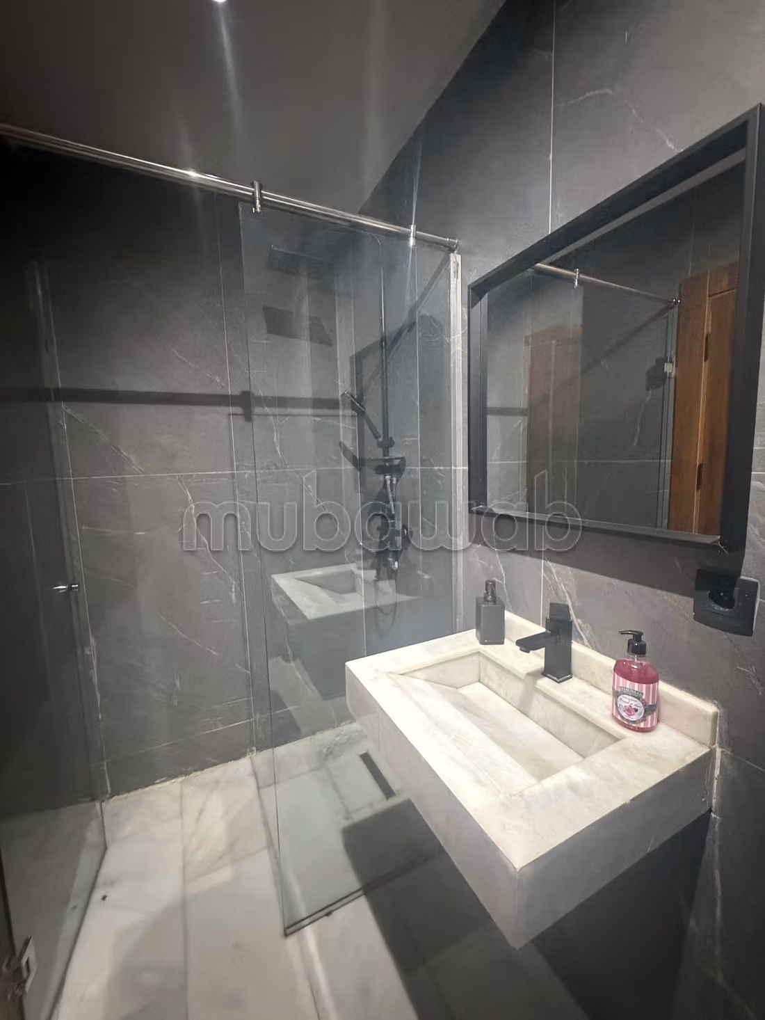 Très bel appartement en sous location à Guéliz. 
2 grandes pièces. 
Meublé — 2