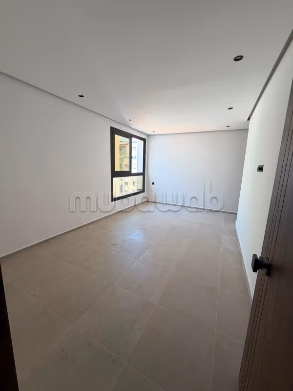 Splendido appartamento in vendita a Moujahidine. 2 belle camere da letto. Con ascensore