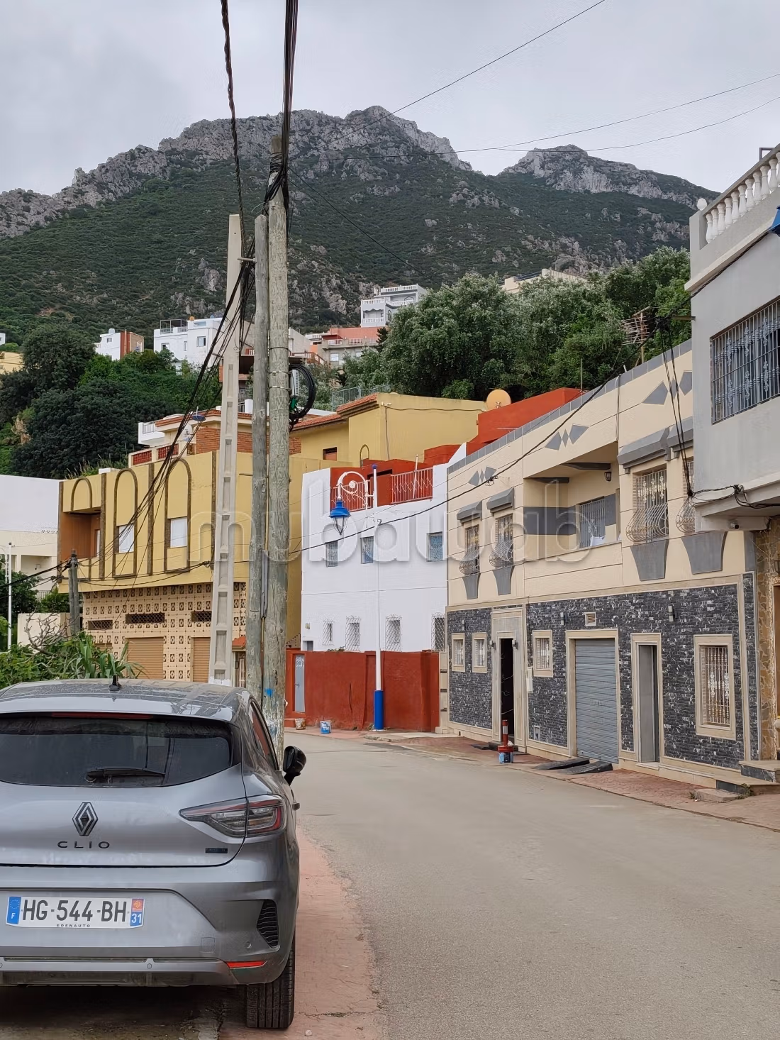 Apartment for sale in M'sick. 5 comfortable rooms. Wide mountain views