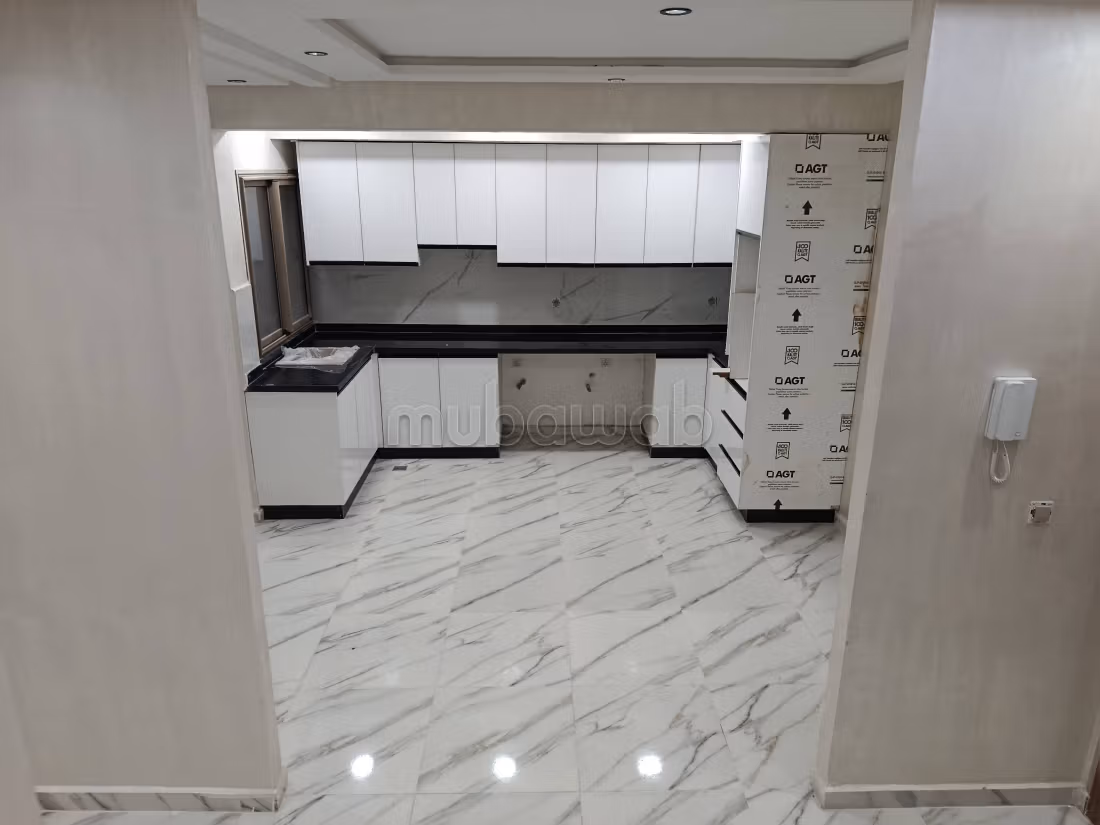 Appartement à l'achat à Mhamid. 
6 pièces. Porte blindée, sécurité